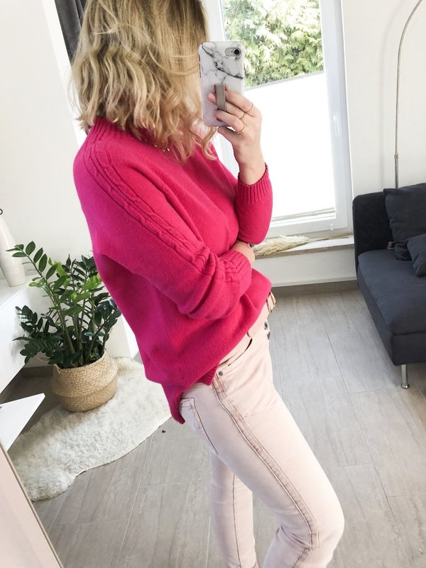 Pinker Pullover mit Stehkragen