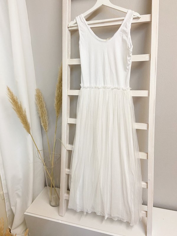 Weißes Kleid mit Tüllrock